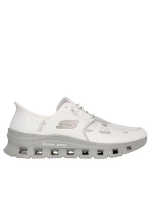 Zapatilla deportiva blanca con parte superior de malla transpirable, detalles en gris, diseño de cordones y suela acolchada que presenta canales de aire visibles para mayor comodidad.