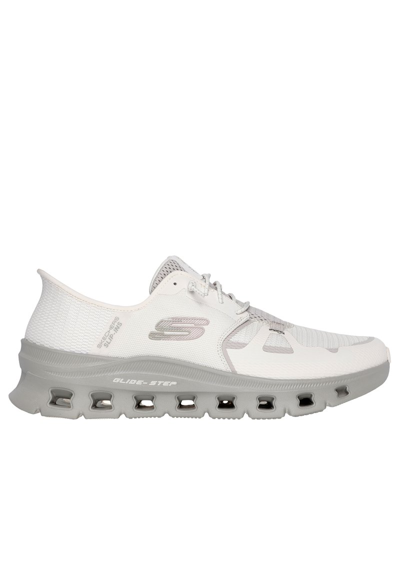 Scarpa sportiva bianca con una tomaia in rete traspirante, accenti grigi, design con lacci e suola imbottita con canali d'aria visibili per il comfort.
