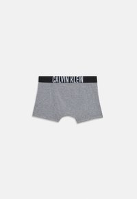 Boxer in cotone grigi con elastico nero in vita che presenta il logo bianco "CALVIN KLEIN". Texture morbida, design aderente, senza motivi aggiuntivi.