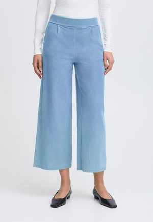 Lichtblauwe wijde broek met plooien bij de taille. Gemaakt van een zachte stof, met een gladde textuur en een ontspannen pasvorm.