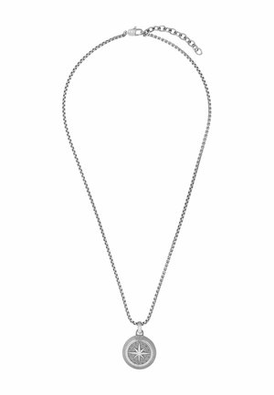 Srebrny naszyjnik z łańcuszkiem i okrągłą zawieszką w kształcie kompasu z oznaczeniami głównych kierunków świata oraz szczegółowo fakturowanymi krawędziami.
