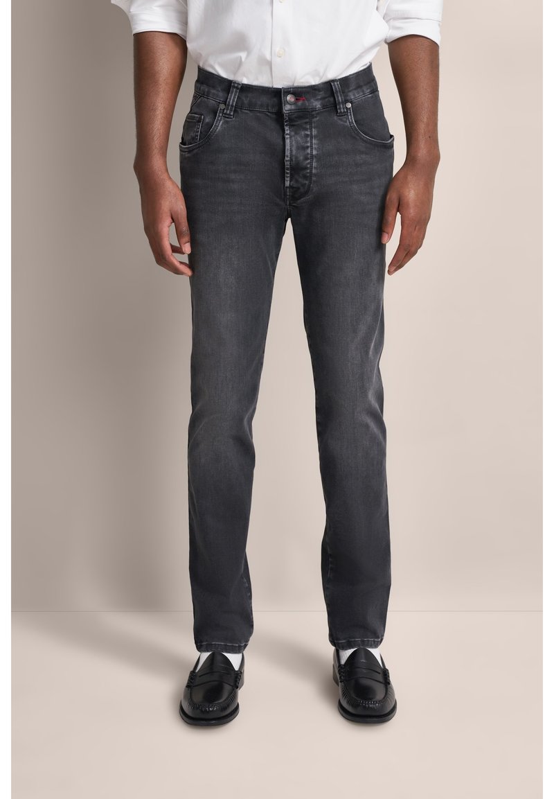 Jeans grigi scuri con vestibilità dritta, realizzati in denim. Presentano cinque tasche, un leggero sbiadimento e una chiusura con bottone. Indossati con mocassini neri.