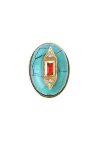 Bague ovale turquoise avec une pierre précieuse rectangulaire rouge et des accents transparents, entourée d'un travail en métal doré détaillé.