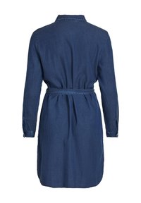 Robe longue en denim bleu foncé à manches longues, col montant, ceinture à nouer à la taille et poignets boutonnés, vue de dos.