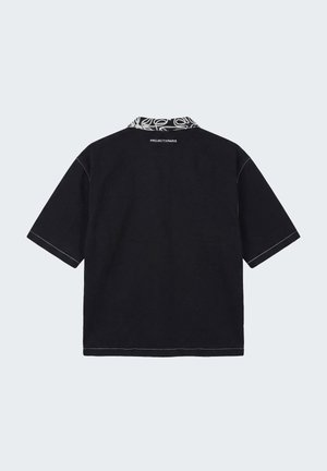 Zwart T-shirt met korte mouwen, contrasterende patroonkraag en witte tekst "PROJECTXPARIS" centraal onder de kraag op de achterkant.