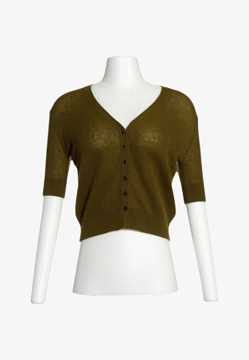 Cardigan vert olive à manches courtes, boutonné, avec col en V sur un mannequin torse blanc devant un fond uni.