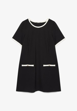 Abito nero con maniche corte, scollatura rotonda con bordatura bianca e due tasche frontali con accenti bianchi e bottoni.