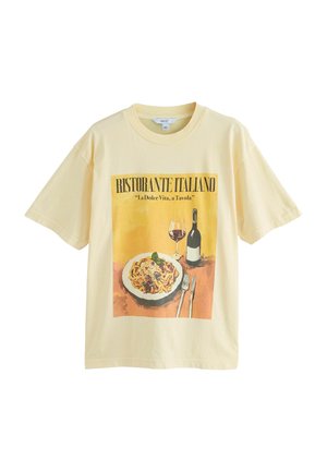 RELAXED FIT FRONT GRAPHIC SHORT SLEEVE CREW NECK - Printtipaita - yellow spaghetti dinner