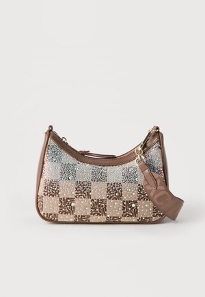 Pruun tekstuuriga käekott, millel on rhinestone-kaunistused, kuldne tõmblukk ja eemaldatav pruun rihm, paigutatud ühevärvilise heleda tausta vastu.