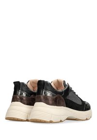 Czarne i brązowe sneakersy z teksturowanej skóry i siateczki, z grubą białą podeszwą i uchwytami. Ciekawy detal: subtelne akcenty wzorów.