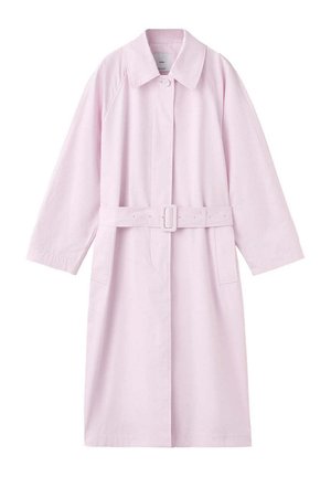 Trench lungo rosa chiaro con colletto ampio, maniche lunghe, cintura frontale con fibbia e chiusura a bottoni nascosta.
