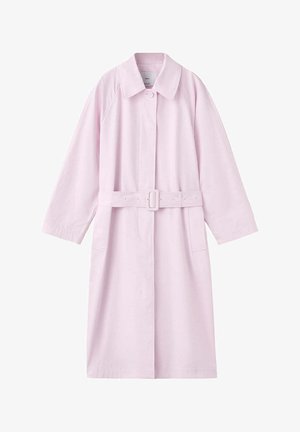 Long trench-coat rose clair avec col large, manches longues, ceinture devant avec boucle et fermeture cachée par boutons.