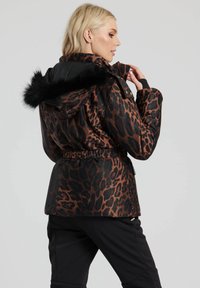 Leopardenmuster Jacke mit tailliertem Schnitt, schwarzer Kunstfellkapuze und elastischen Bündchen. Ausgestattet mit einem eleganten, wasserdichten Material und goldenen Hardware-Akzenten.