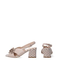 Beige slingback sandalen met een bloemenaccent, een patroonblokhak in rood, wit, en zwarte driehoeken, met een verstelbare enkelband.