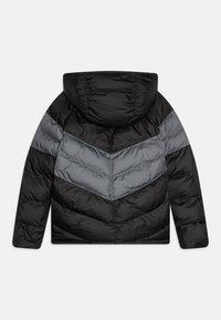 Pufferjacka i svart och grått, med chevrondesign, vadderad textur och huva. Slätt, glänsande material med figursydd silhuett.