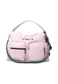 Roze gequiltte stoffen tas met twee voorzakken, een gevlochten schouderriem met blauwe en groene accenten, en een handvat bovenaan. Inclusief rits hardwaredetails.