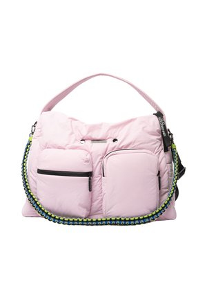 Sac en tissu matelassé rose avec deux poches avant, une sangle tressée avec des accents bleus et verts, et une poignée supérieure. Détails matériels de fermeture éclair inclus.