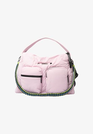 Roze gequiltte stoffen tas met twee voorzakken, een gevlochten schouderriem met blauwe en groene accenten, en een handvat bovenaan. Inclusief rits hardwaredetails.