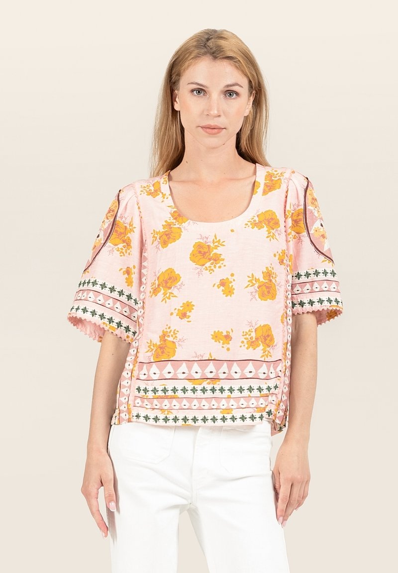 Blusa corta a maniche corte di colore rosa floreale con scollatura arrotondata, bordi decorati in verde e bianco, caratterizzata da un fit rilassato e dettagli testurizzati.