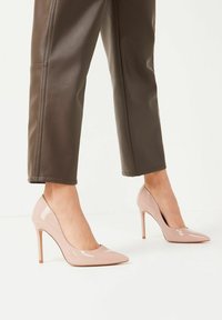 Next FOREVER COMFORT POINTED COURT WIDE FIT - Klassiska pumps - blush pink