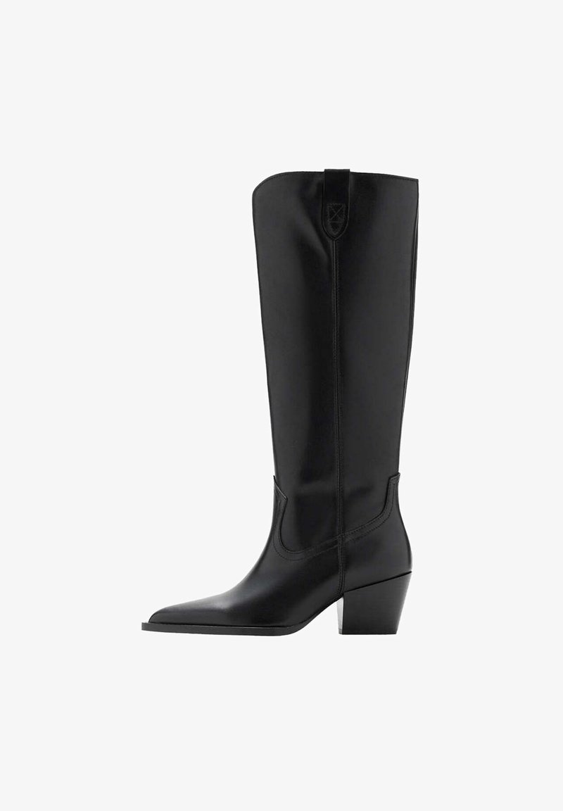Botte haute en cuir noir avec bout pointu et talon médian incliné, avec une languette de tirage en haut de la tige.