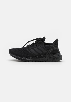 Czarny sportowy sneaker z dzianą cholewką, sznurowanym zapięciem i teksturowaną podeszwą, pokazany z boku na białym tle.
