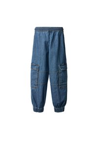 Pantaloni cargo din denim cu talie elastică, cu două buzunare laterale, o croială lejeră și manșete strânse la glezne.