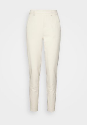 Crème-kleurige op maat gemaakte broeken met een taps toelopende pijp, voorzien van een vlakke voorkant, riemlussen en een gladde stoftextuur voor een elegante uitstraling.