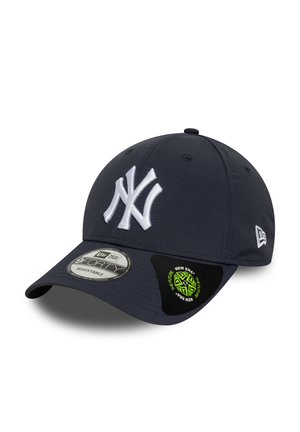 Marineblaue Baseballmütze aus Textilmaterial mit einem weißen, gestickten New York Yankees-Logo und einem verstellbaren Riemen.
