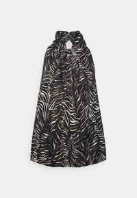 Robe sans manches à imprimé zèbre noir et blanc avec un col haut froncé et une jupe ample et fluide sur fond blanc.