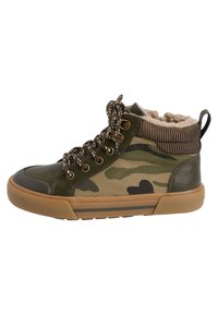 Camouflage high-top sneaker met groen en beige stof, nep bont kraag, bruine gestreepte accenten en een getextureerde rubberen zool.