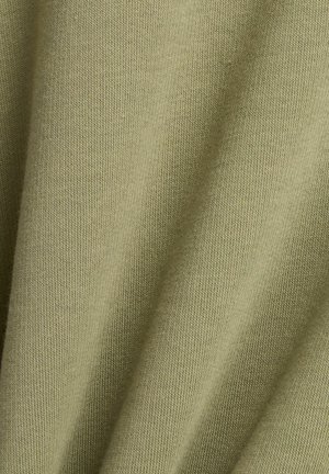 Tela de punto texturizada de color verde oliva, con una superficie suave, que presenta un tejido liso y uniforme con un caído delicado. Adecuada para ropa o tapicería.
