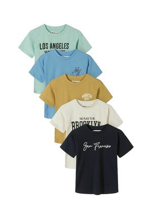 Pięć krótkich koszulek z okrągłym dekoltem w pastelowych kolorach: zielonym, niebieskim, musztardowym, białym i czarnym, z nadrukami nazw miast na przodzie.