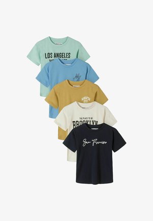 Cinq t-shirts à manches courtes et col rond dans les couleurs pastel vert, bleu, moutarde, blanc et noir, avec des imprimés de noms de villes sur le devant.