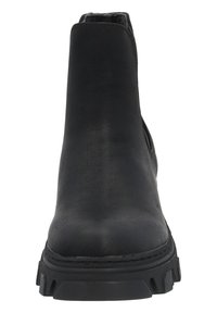 Botín negro de tobillo con acabado sintético suave, puntera redondeada, caña corta y suela de goma texturizada con patrones de perfil visibles.