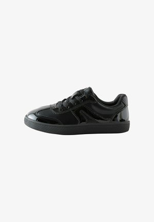 Czarny niski sneaker z błyszczącymi akcentami, teksturowaną podeszwą i czarnymi sznurowadłami na białym tle.