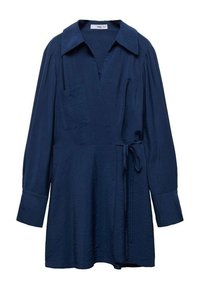 Námořnická modrá zavinovací blůza s dlouhými rukávy, límečkem, bočním vázáním a kapsou na prsou. Vyrobena z texturované, lehké tkaniny.