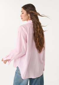 Stradivarius RUSTIKALES HEMD DAILY  02027022 - Button-down blouse - light pink