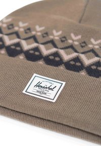 Berretto a maglia marrone con un motivo geometrico in marrone scuro e rosa. Include un'etichetta bianca del marchio con testo nero. Finitura testurizzata.