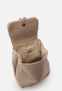 Borsa in pelle beige con zip e finiture dorate, dotata di un ampio interno e una tasca frontale singola. Foderata in tessuto beige chiaro.