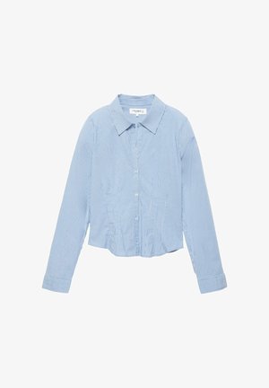 Svijetloplava košulja dugih rukava s tankim bijelim okomitim prugama i šiljastim ovratnikom, položena ravno na bijeloj podlozi.