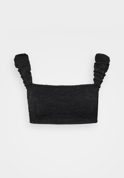 Svart avkortet topp med teksturert stoff, med rynkete ermer og rett halslinje. Glatt overflate og sømløs konstruksjon.