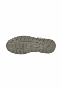 Suola di una scarpa grigia con battistrada testurizzato e nome del marchio "Caprice" impresso nella sezione centrale.