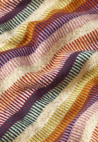 Strickgewebe mit horizontalen Streifen in verschiedenen Farben, darunter Orange, Lila, Grün und Blau, mit einem subtilen metallischen Glanz.
