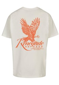 Balts kokvilnas t-krekls ar oranžu grafiku, kurā attēlots ērgļs un vārds "Renegade" ar piecām zvaigznēm zem tā, uzsvarā ar treknu, stilizētu fontu.