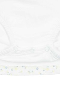 Bílý bavlněný body s jemně modrými a žlutými květinovými detaily. Tři patentky na spodní straně. Měkká, hladká textura.