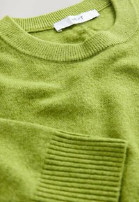 Grüner Strickpullover aus weichem Material. Verfügt über einen gerippten Kragen und eine strukturierte Akzenttasche mit vertikalen Streifen.