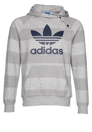 Lysegrå stribet hættetrøje med stort blåt Adidas trefoil-logo og trykknapper nær kraven, med en forlommekanguru.