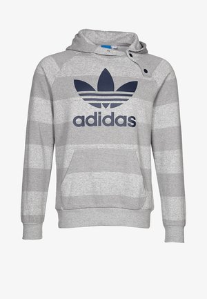 Felpa con cappuccio grigia chiaro a righe con grande logo trefoil Adidas blu e bottoni a pressione vicino al colletto, dotata di una tasca a marsupio frontale.