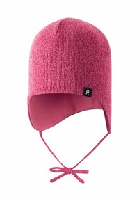 Różowa dziana czapka o dopasowanym kroju, z wydłużonymi klapami i zapięciem podbródkowym. Posiada teksturowany wzór oraz małą czarną metkę z logo z boku.
